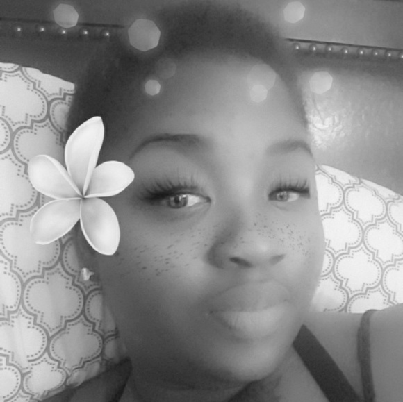 Meet your Posher, Danielle - Picture 1 of 1